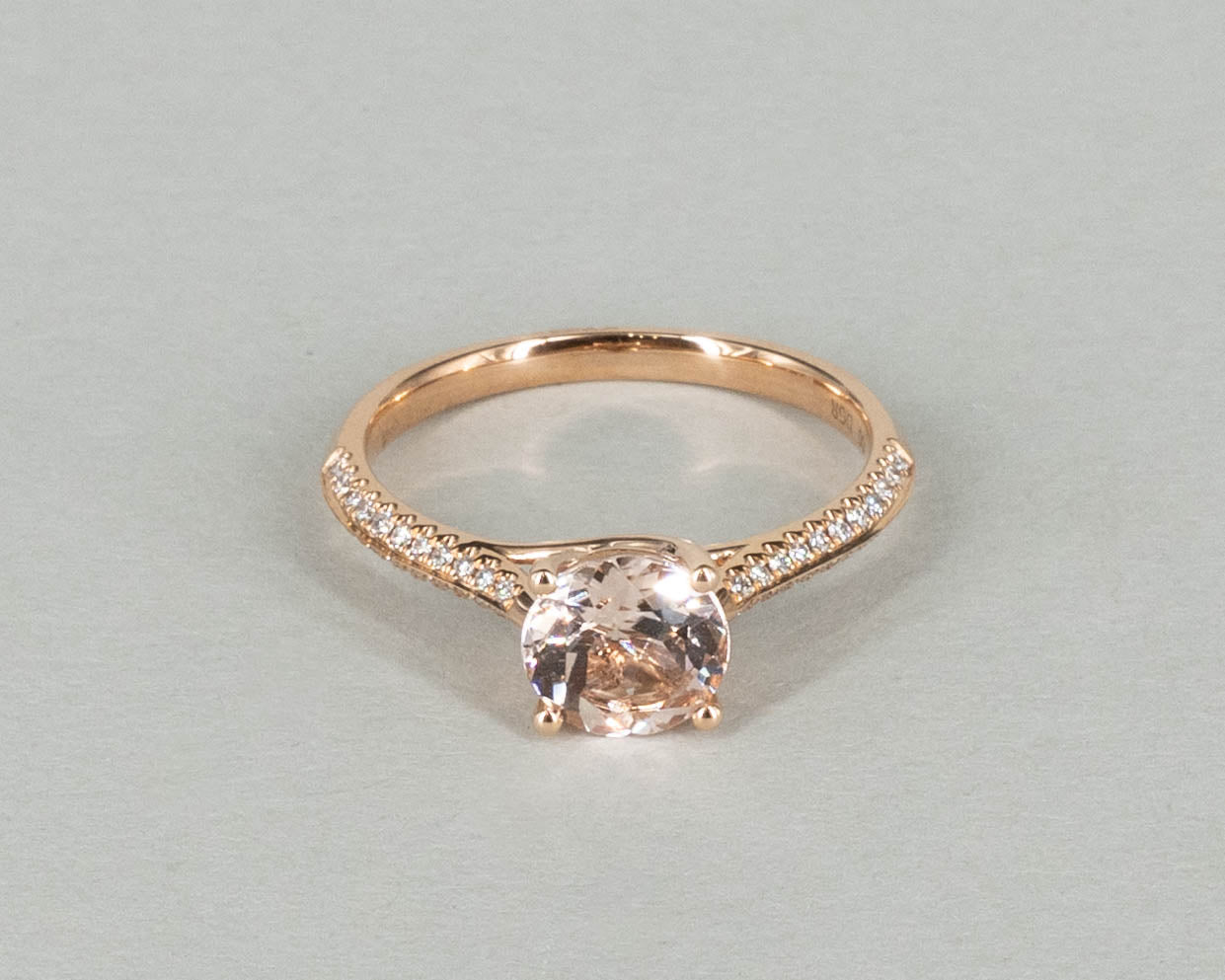 Ring mit Morganit und Brillanten