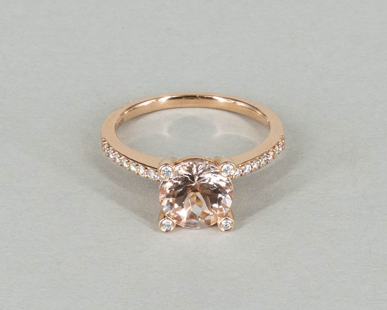 Ring mit Morganit und Brillanten