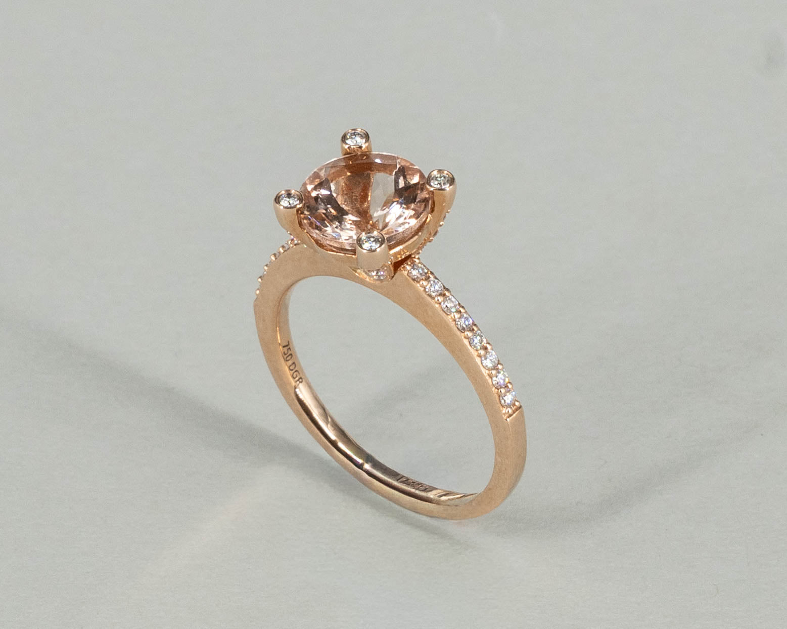 Ring mit Morganit und Brillanten