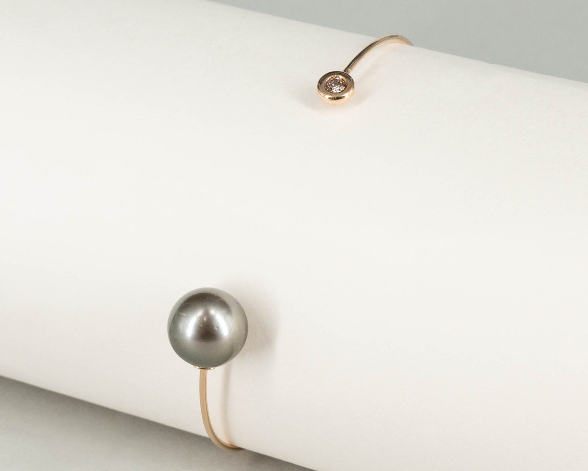 Armreif "Swing" in 18 kt Roségold mit Tahitiperle und Brillant
