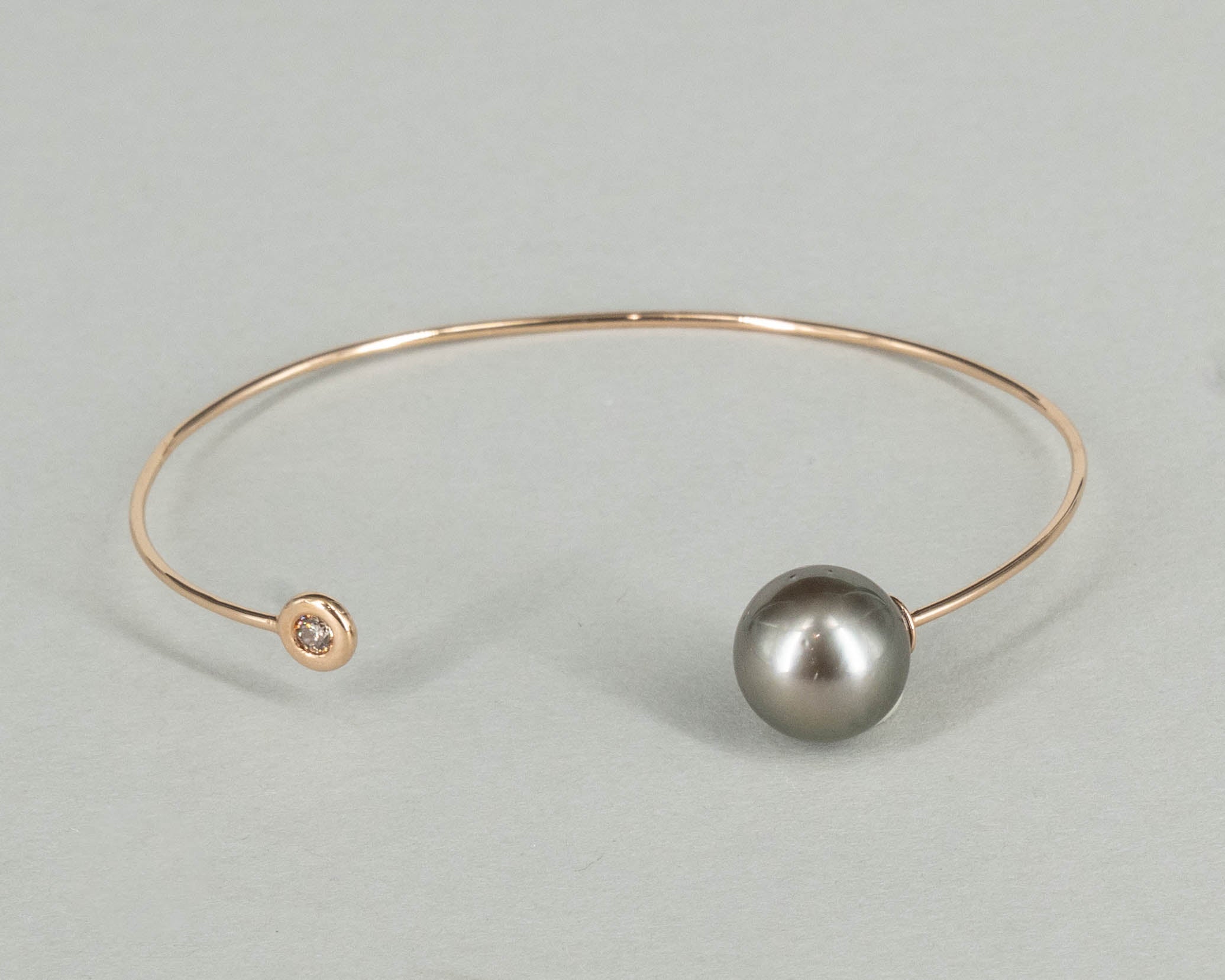 Armreif "Swing" in 18 kt Roségold mit Tahitiperle und Brillant