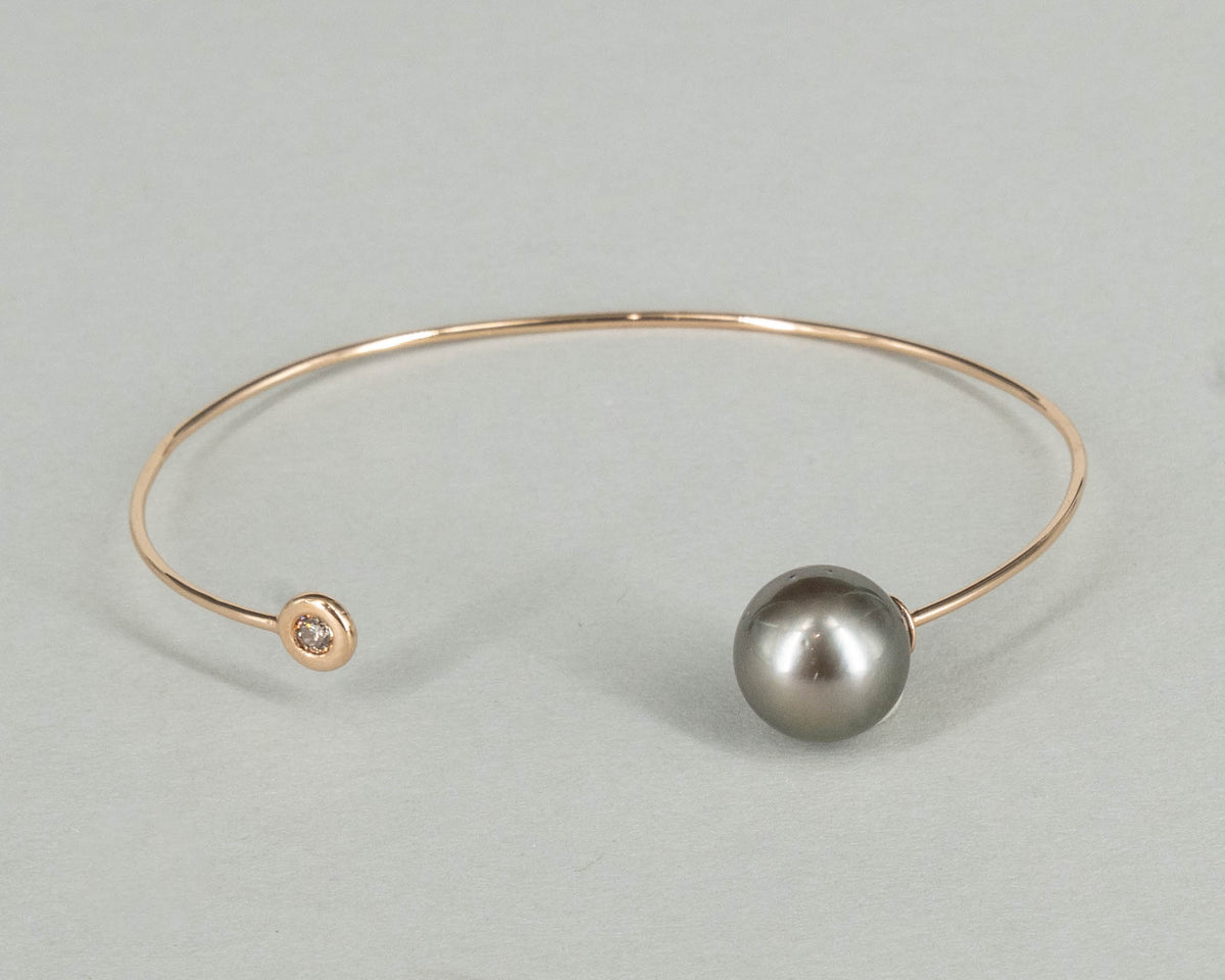 Armreif "Swing" in 18 kt Roségold mit Tahitiperle und Brillant
