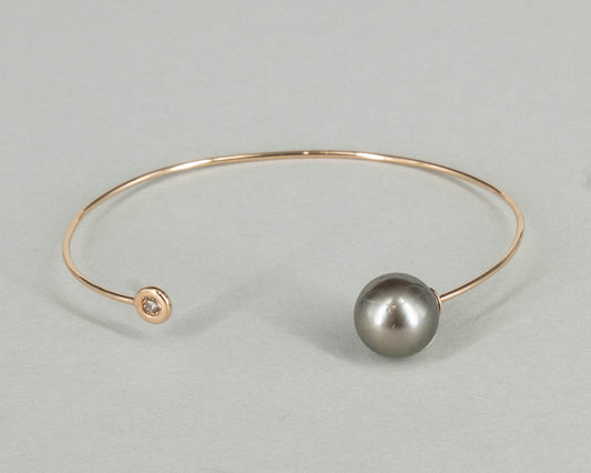 Armreif "Swing" in 18 kt Roségold mit Tahitiperle und Brillant