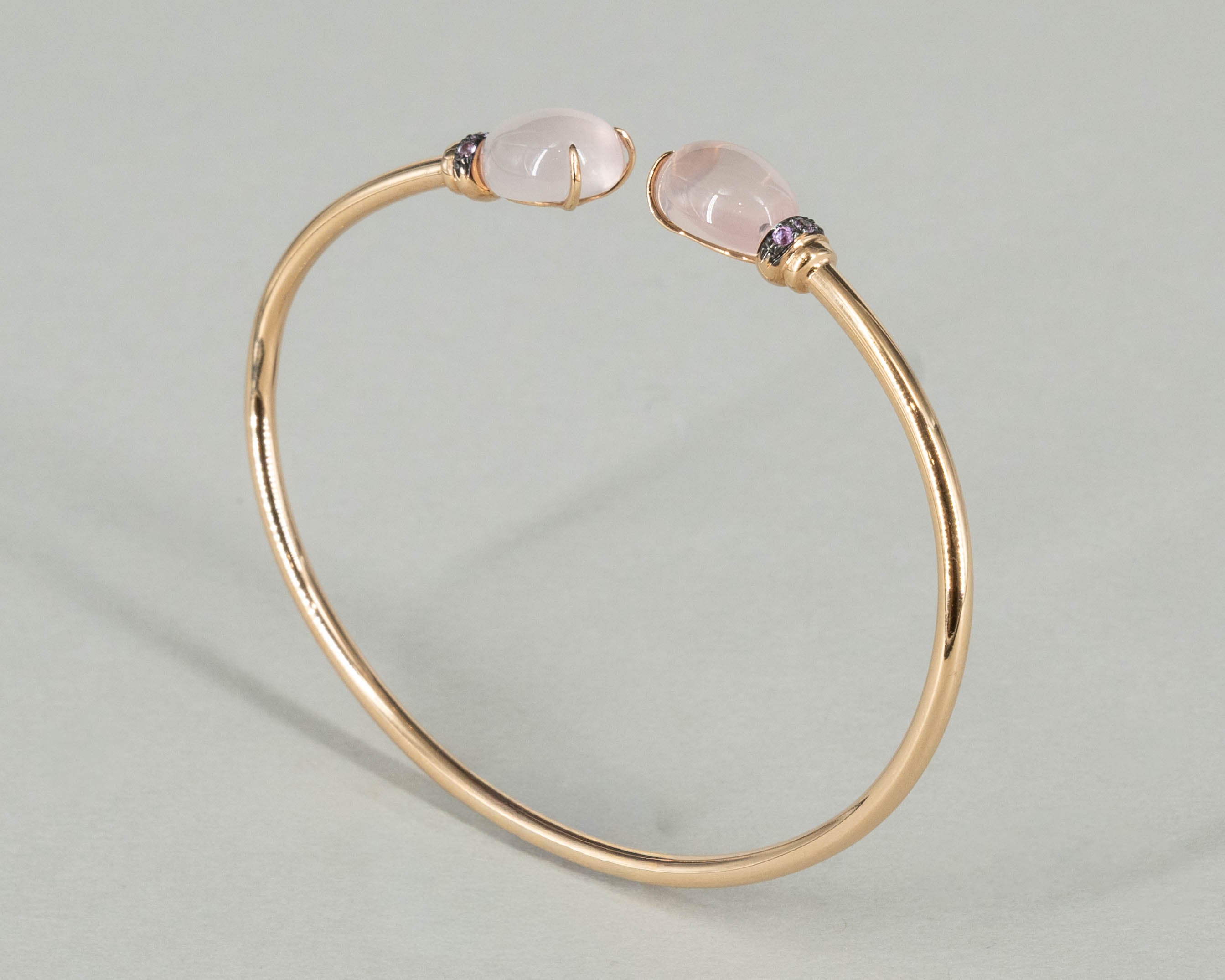 Armreif in 18 kt Roségold mit Quartz und Saphiren