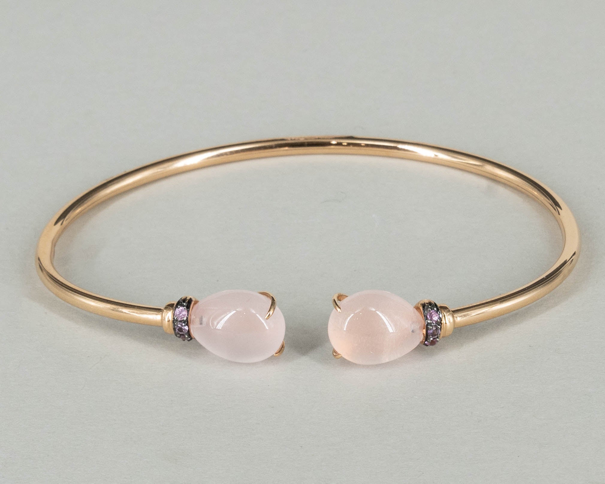 Armreif in 18 kt Roségold mit Quartz und Saphiren